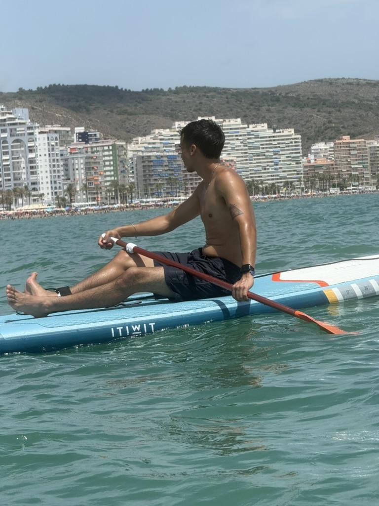 Franco Rossi remando sobre una tabla de paddle surf frente a la costa de Cullera.